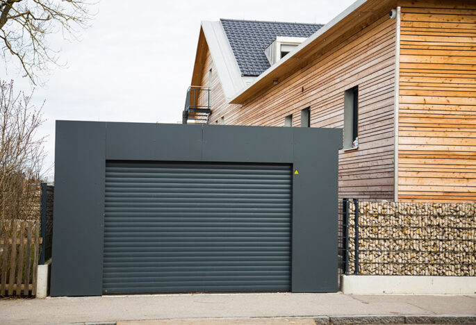 Moderne eigenständige Garage